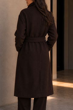 Trenchcoat dames in het cognacbruin, kreukvrije polyester – foto 3 – Nora Janne