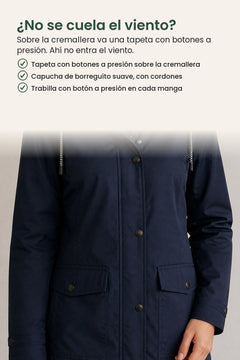 [es] Abrigo de invierno con capucha forrada de borreguito – ¿No se cuela el viento? Sobre la cremallera va una tapeta con botones a presión