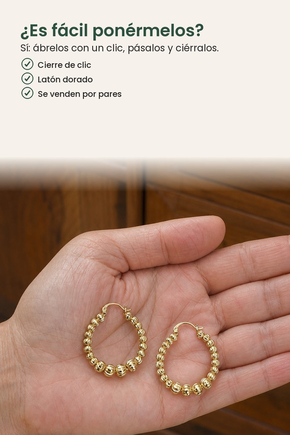 Aros dorados con bolitas – ¿Es fácil ponérmelos? Sí: ábrelos con un clic, pásalos y ciérralos