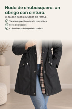 [es] Abrigo midi con capucha y botones de presión – nada de chubasquero: un abrigo con cintura. El cordón de la cintura le da forma