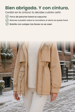 [es] Parka de invierno acolchada con capucha – bien abrigada. Y con cintura. Cordón en la cintura: tú decides cuánto ceñir