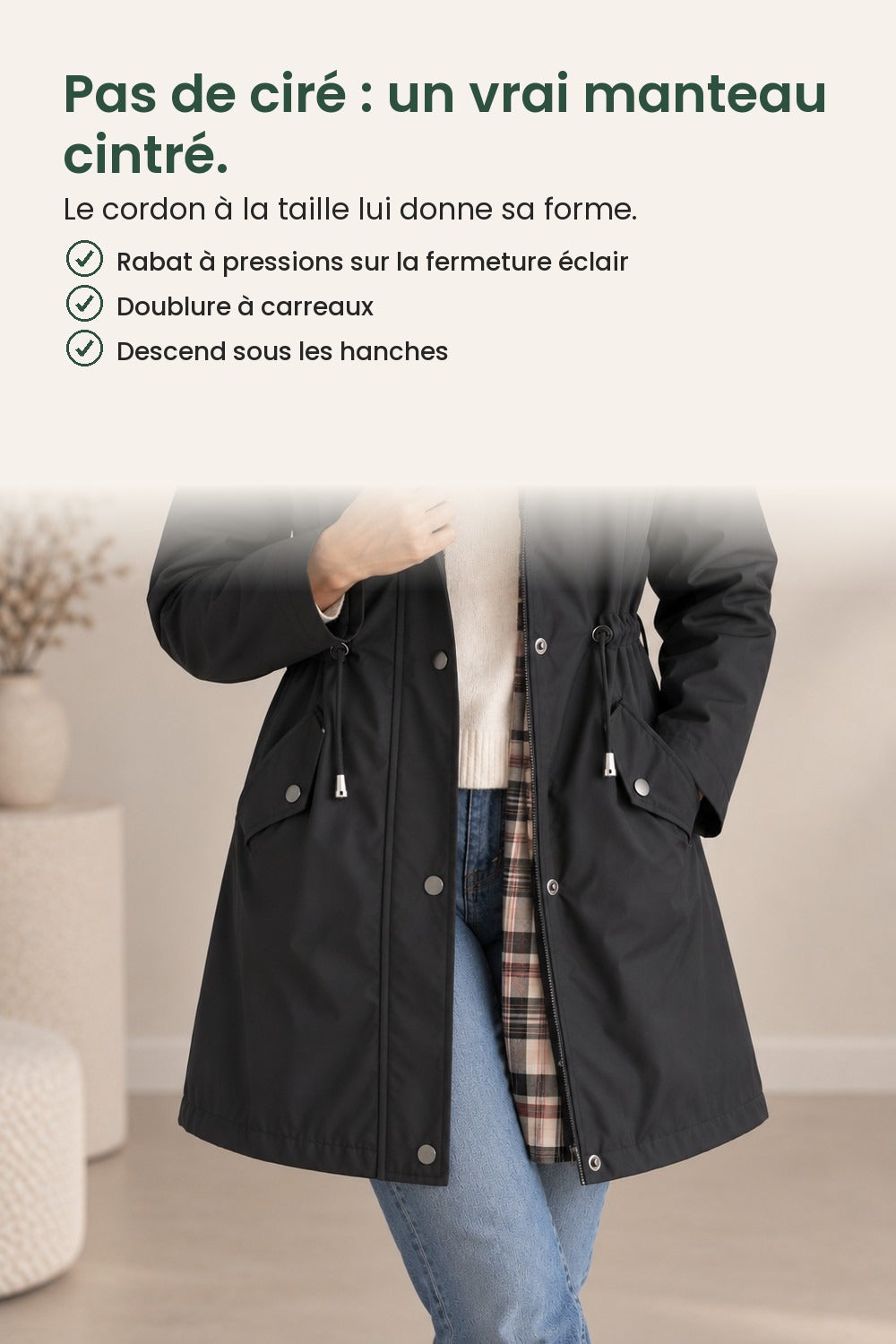 Manteau mi-long avec capuche et boutons-pression – pas de ciré : un vrai manteau cintré. Le cordon à la taille lui donne sa forme