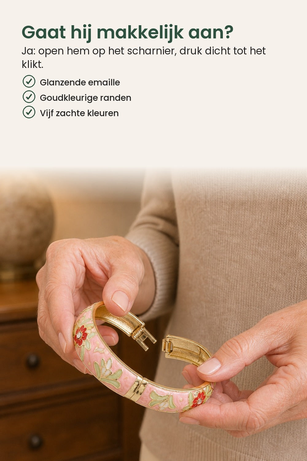 Brede armband met bloemen en blaadjes in emaille – gaat hij makkelijk aan? Hij klikt open met een scharnier