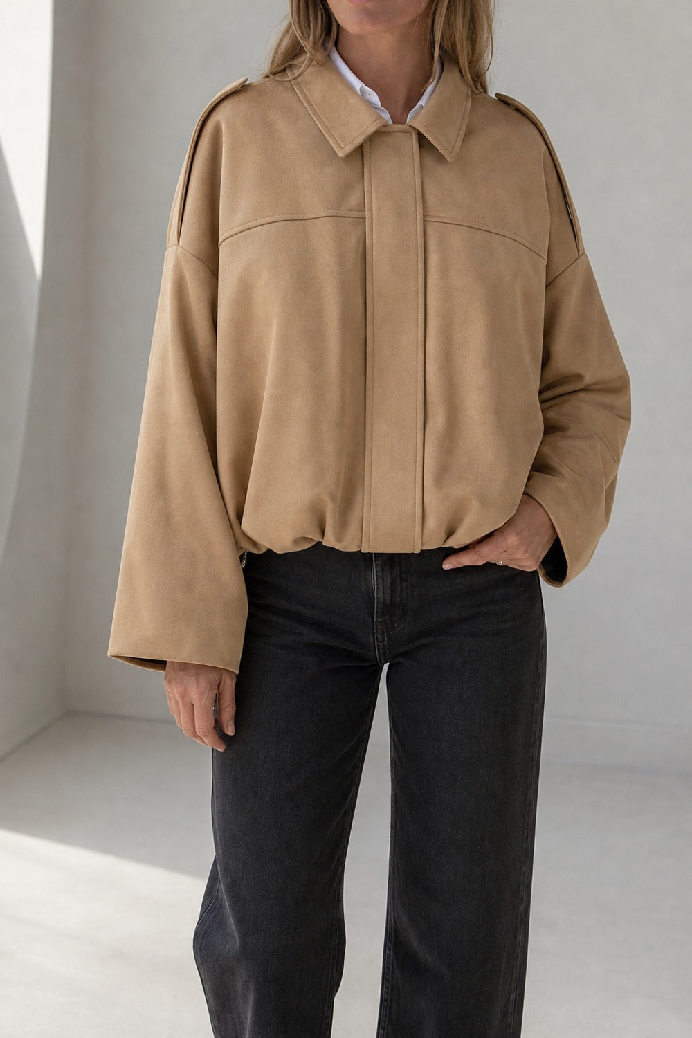 bomberjack in suèdelook in beige, gedragen
