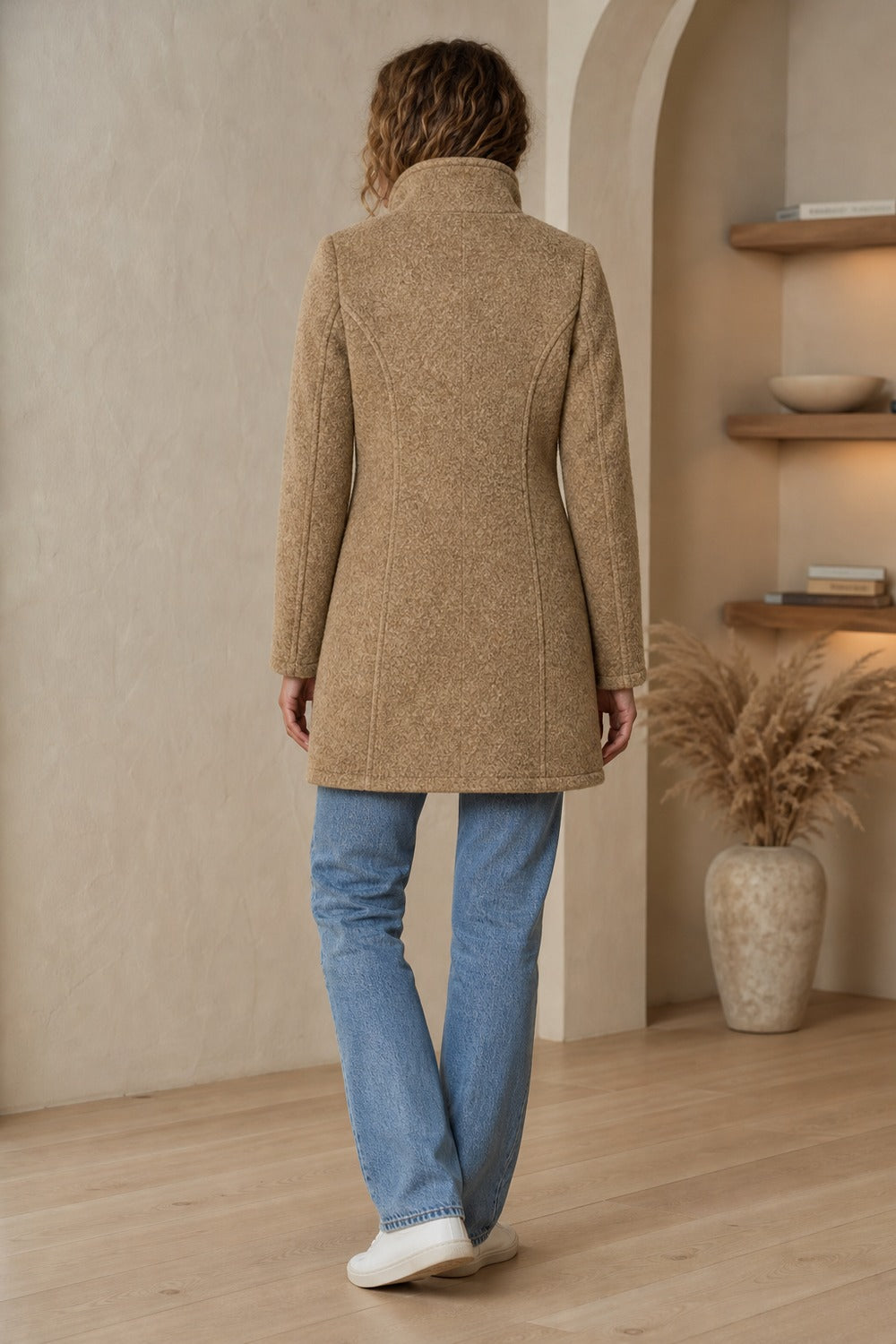 halflange mantel met opstaande kraag in camel, achteraanzicht