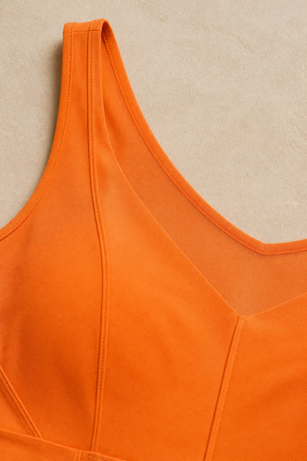 corrigerende body in oranje: brede bandjes en V-hals van dichtbij