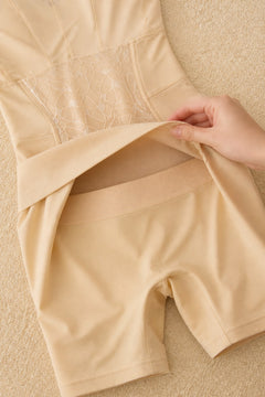 corrigerende body in beige: opening achteraan van dichtbij