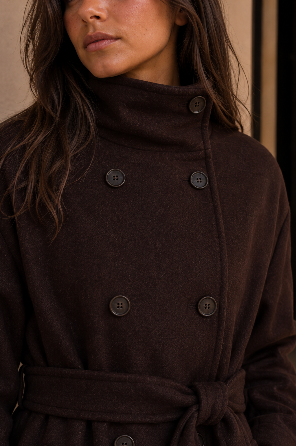 Trenchcoat dames in het cognacbruin, kreukvrije polyester – foto 2 – Nora Janne