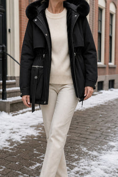 Fenna Winterparka in Zwart – voorkant, open gedragen