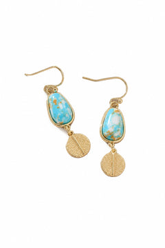 oorbellen met turquoise druppel en goudkleurig schijfje