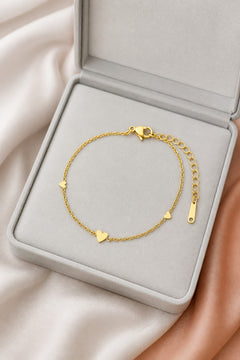 fijne armband met drie gouden hartjes in een doosje