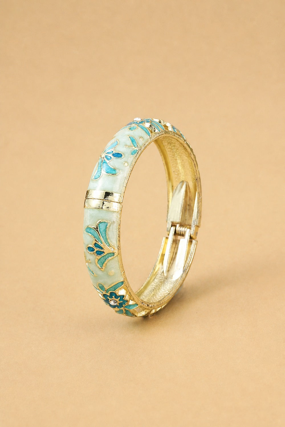 brede armband in hemelsblauw met bloemen en blaadjes