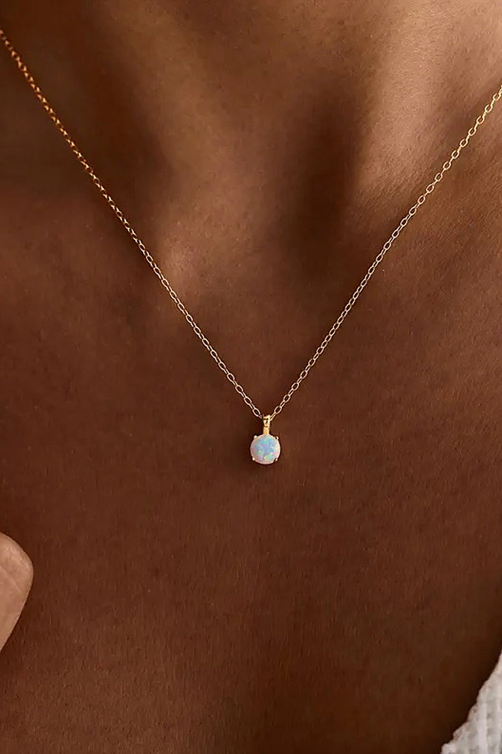 korte ketting met opaalsteentje gedragen
