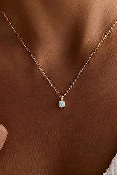 korte ketting met opaalsteentje gedragen