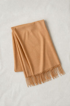 effen sjaal met franjes in licht camel