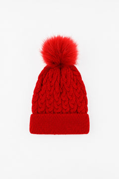 gebreide muts met pompon in rood