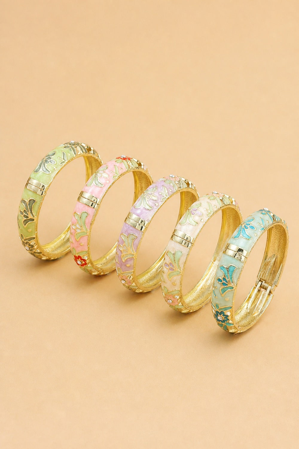 de armband in vijf kleuren