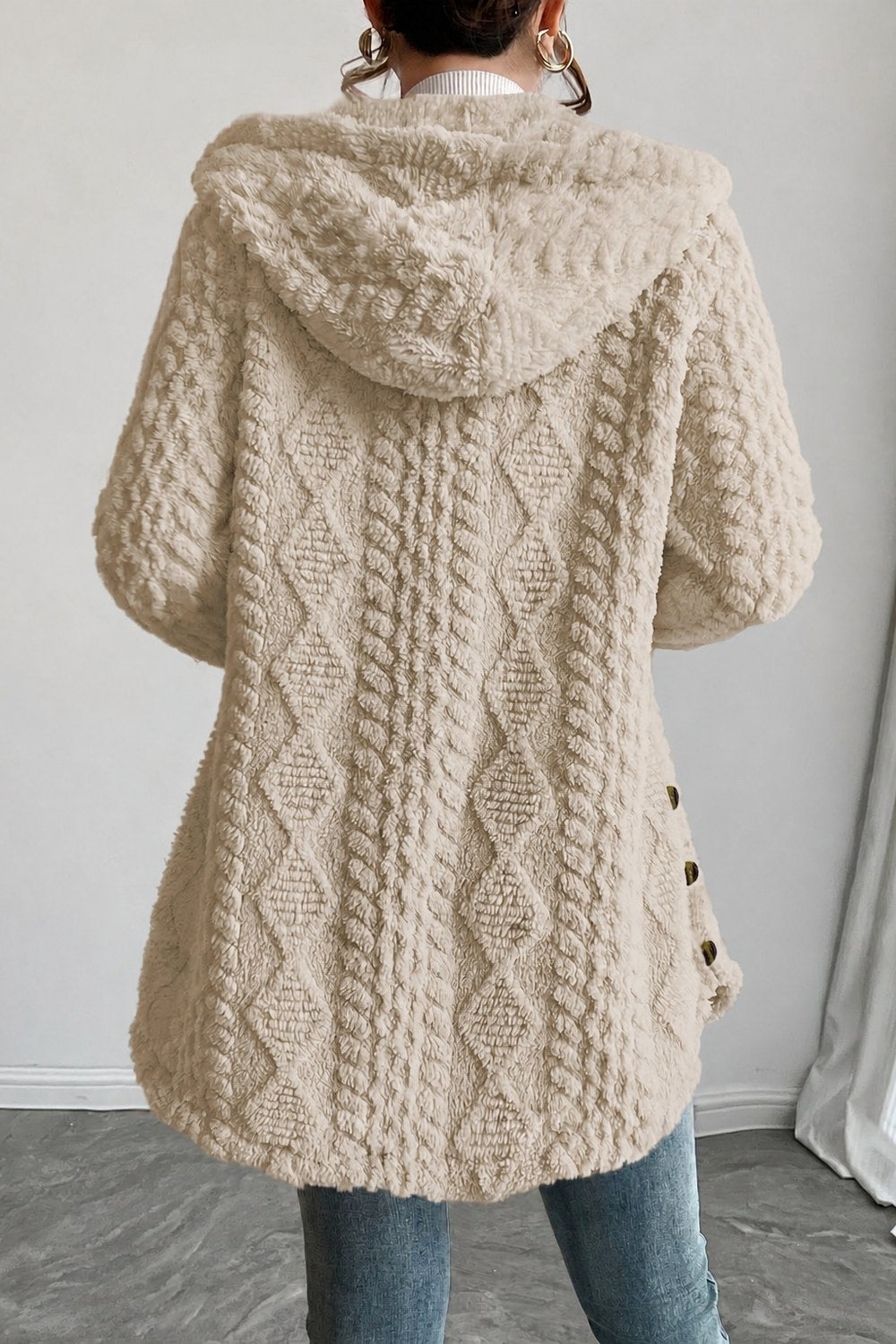 Pluchen jas met kap en kabelmotief in Beige – achterkant met kap
