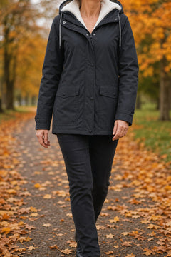 Lotte Jas met Teddykap in Zwart – wandelend in het herfstpark
