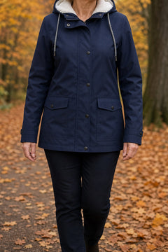 Lotte Jas met Teddykap in Marineblauw – wandelend in het herfstpark