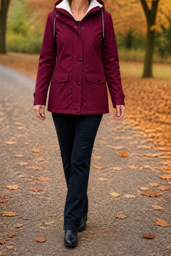 Lotte Jas met Teddykap in Bordeaux – wandelend in het herfstpark