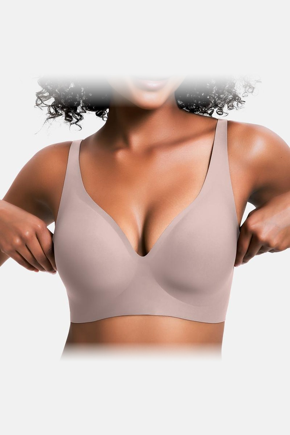 Marit Draadloze Push-up Bh in Taupe – vooraanzicht, handen aan de banden