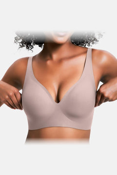 Marit Draadloze Push-up Bh in Taupe – vooraanzicht, handen aan de banden