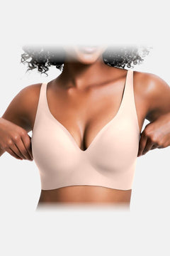 Marit Draadloze Push-up Bh in Beige – vooraanzicht, handen aan de banden