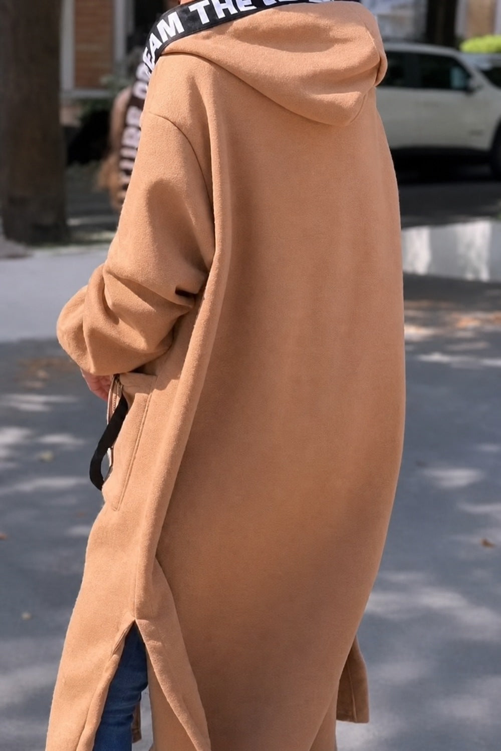 Roos Lange Vest met Kap in Camel – achteraanzicht met splitje