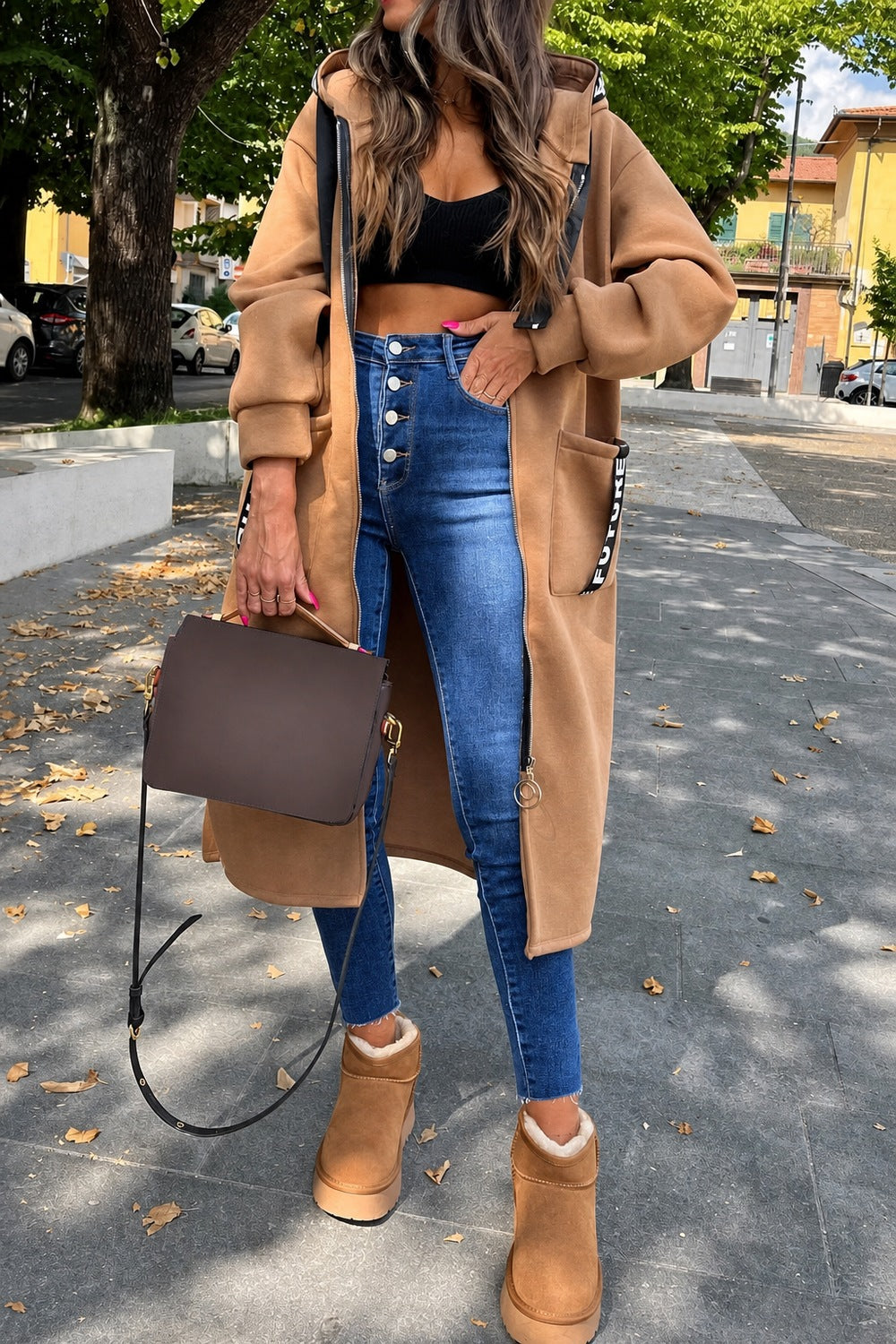 Roos Lange Vest met Kap in Camel – volledige look