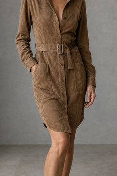 Sanne Suède Blousejurk in Camel – schuin van voren