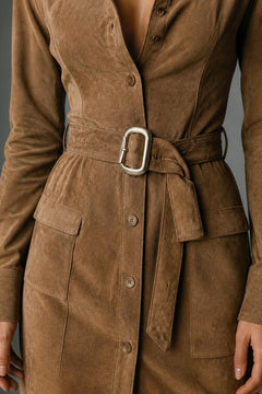 Sanne Suède Blousejurk in Camel – ceintuur met grote gesp